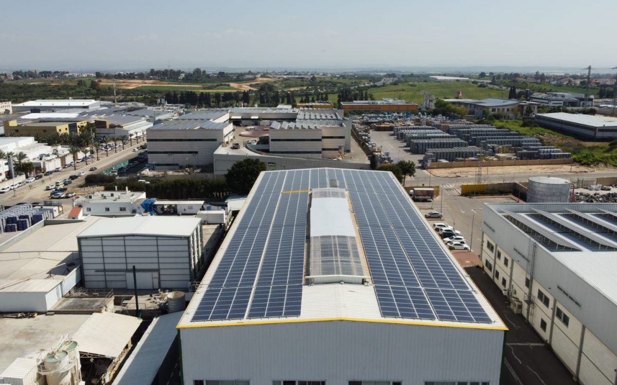 התקנת מערכת סולארית על גג מפעל באיזור תעשייה כנות (1)